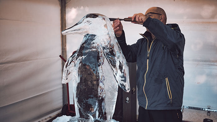 Eisschnitzer auf der Winterträume Cottbus
